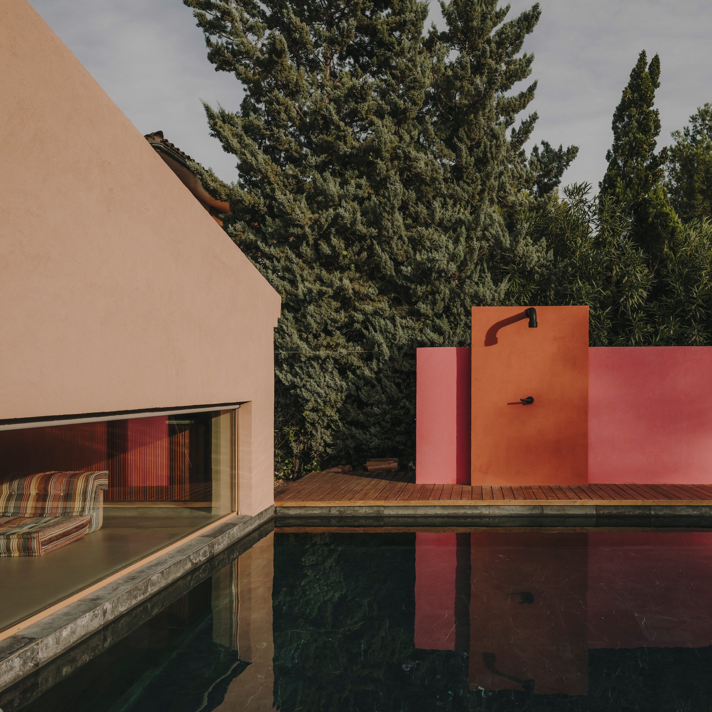 Holzrausch odświeża wakacyjny dom na Majorce z kolorowymi akcentami inspirowanymi Luisem Barragánem